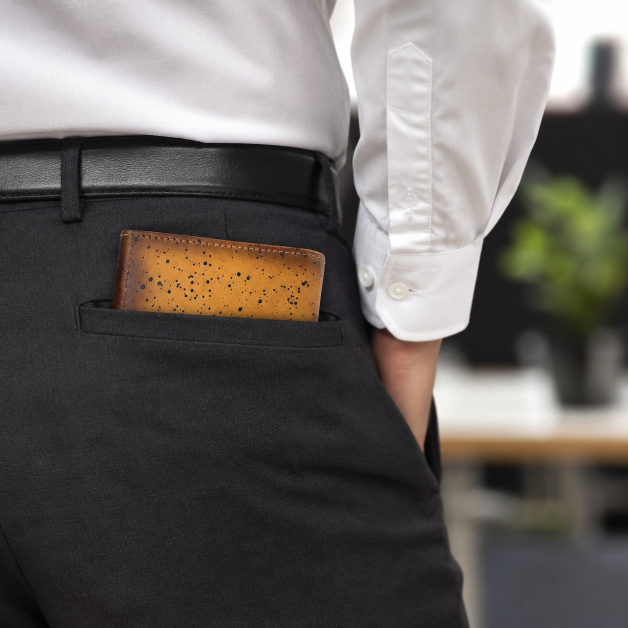 Elegant Vintage Design | Slim | Spacious | Everyday Essential